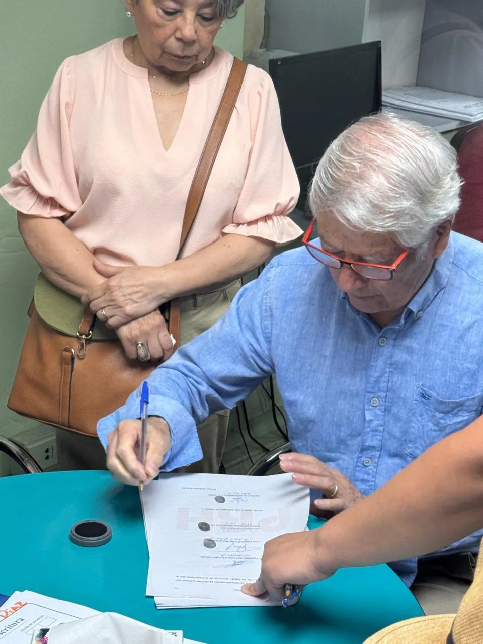 Pareja cerrando la compra de su propiedad