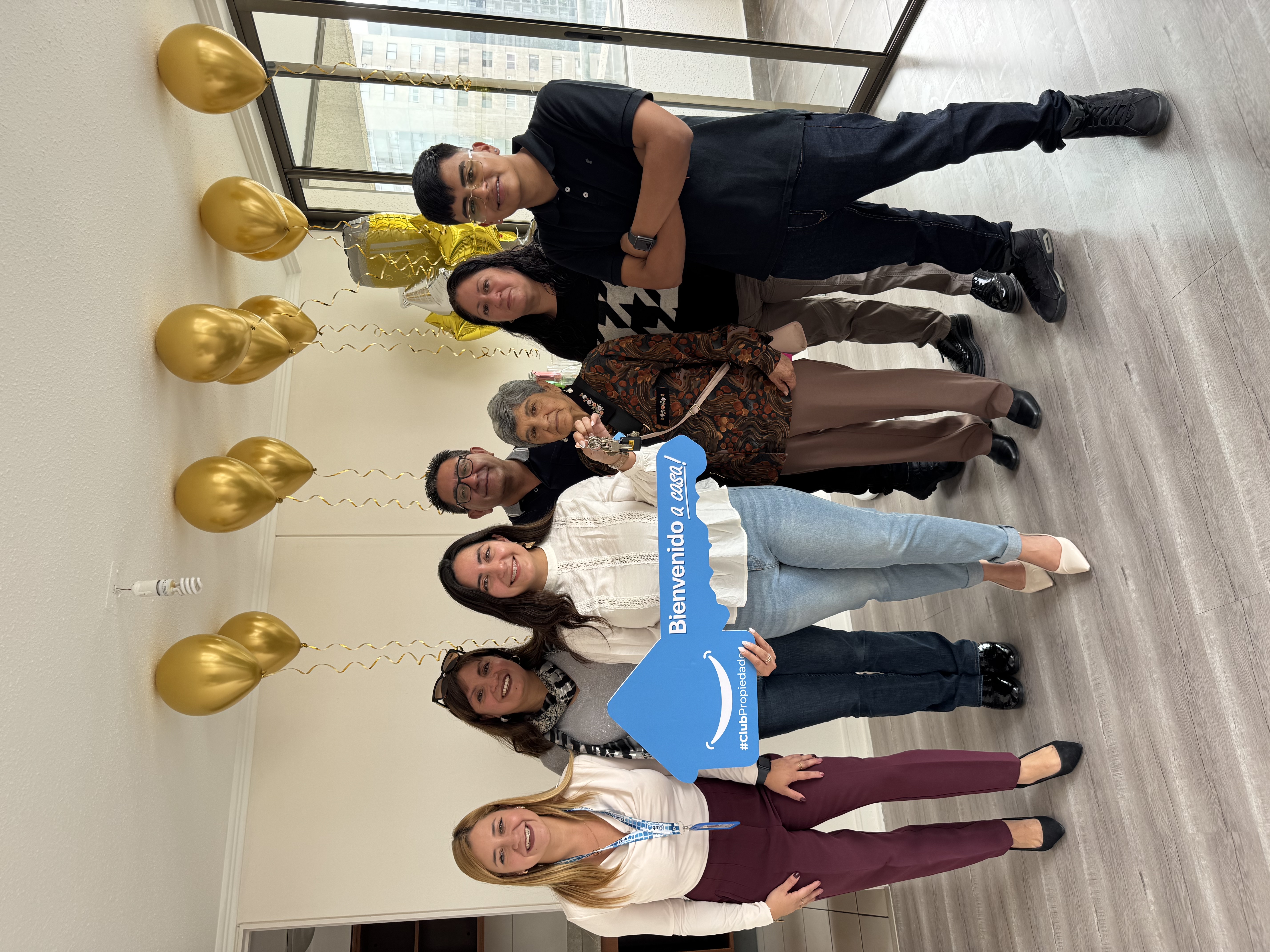 Equipo de Club Propiedades en la entrega de llaves a una clienta