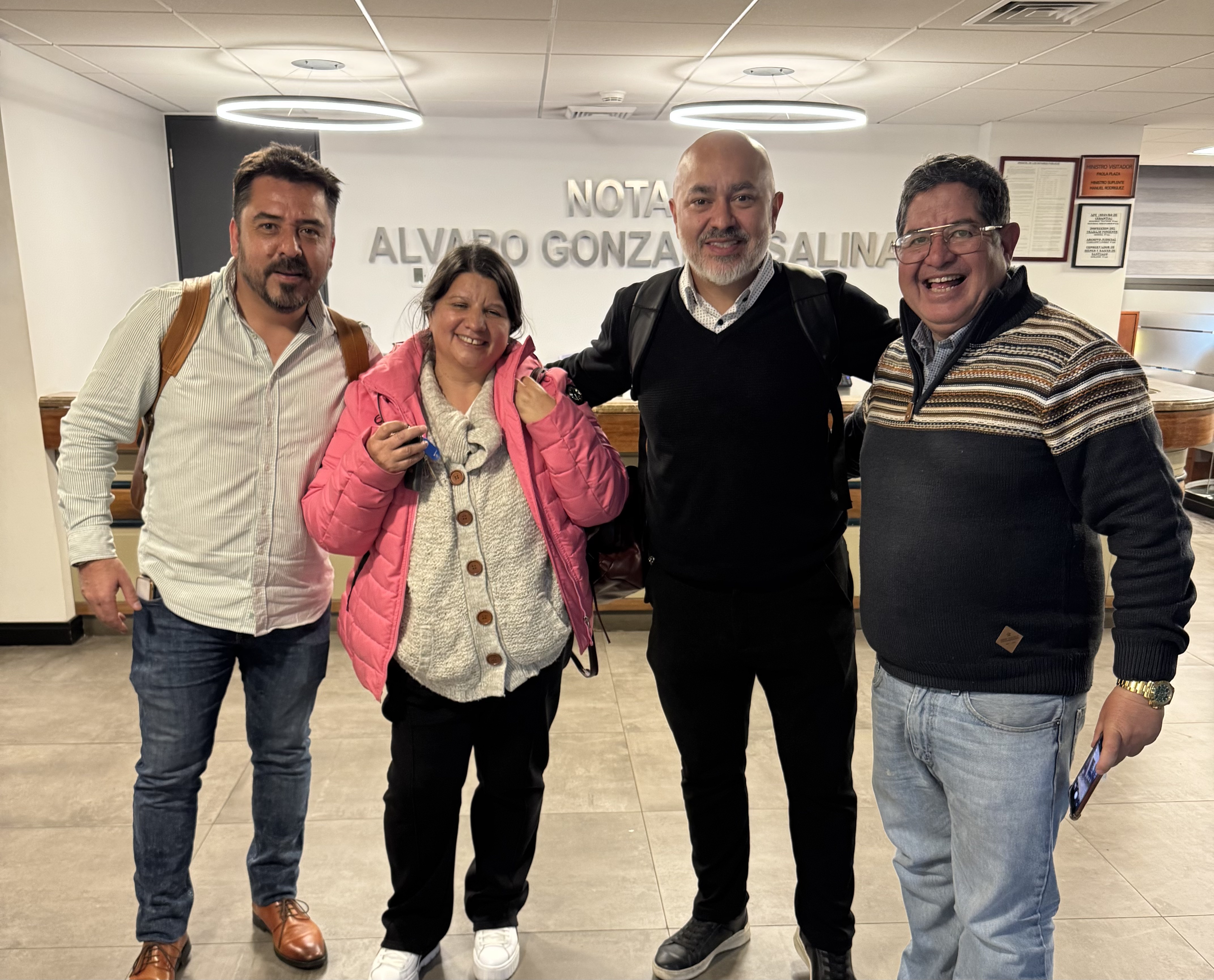 Equipo de Club Propiedades junto a clientes en la notaría